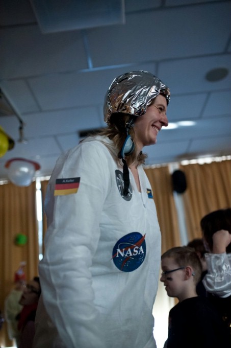 Foto einer Lehrerin mit Weltraumkostüm