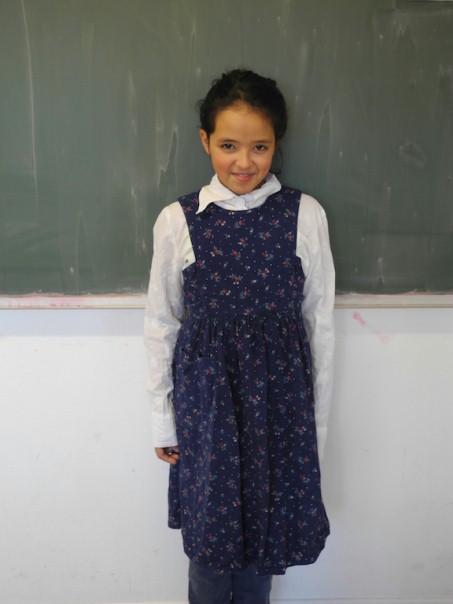 Foto eines Schülers mit Kleidung von früher