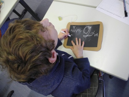 Foto eines Schülers, der Sütterlin schreibt