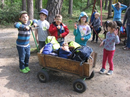 Die Kinder mit dem Bollerwagen zum Transport des Proviants.