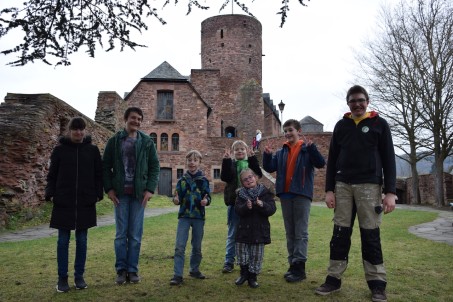 Gruppenfoto vor der Burg