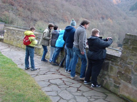 Foto von Schülern auf der Burg Heimbach