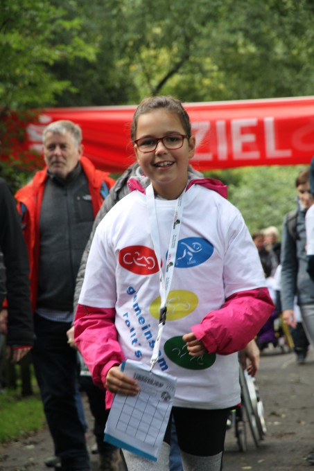 Eine Schülerin läuft beim Lebenslauf 2017 der LVR Irena Sendler Schule.
