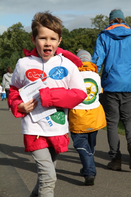 Ein Schüler läuft mit seiner Stempelkarte beim Lebenslauf der LVR Irena Sendler Schule 2017.