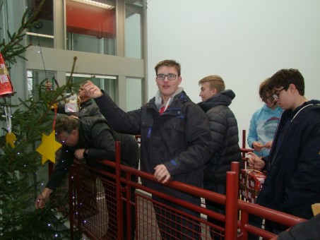 Die Schülerinnen und Schüler der LVR Irena Sendler Schule schmücken den Weihnachtsbaum im BZE