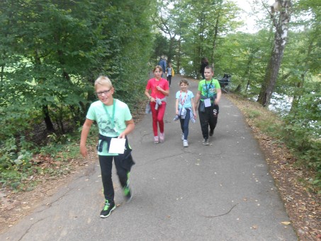Die Schüler und Schülerinnen der LVR Irena Sendler Schule laufen beim Lebenslauf an der Steinbachtalsperre.