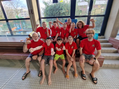 Gruppenbild der LehrerInnen und SchülerInnen der ISS im Schwimmbad beim Schwimmturnier in Chorweiler