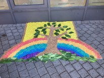 Aus Sägespänen ein Fronleichnam Teppich