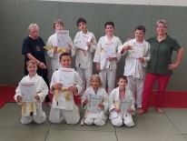 Die Gruppe der Judoka, die ihre Gürtelprüfung geschafft haben