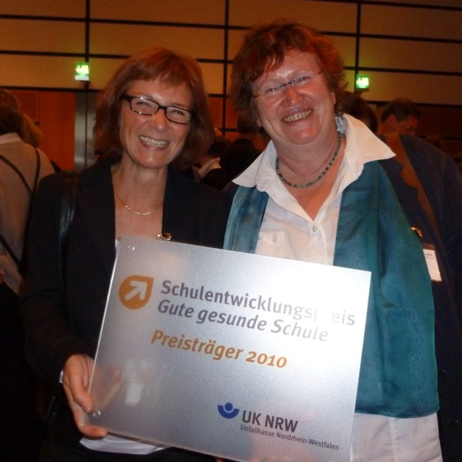 Karin Hambach und Ursula Schmitz mit Schulentwicklungspreis