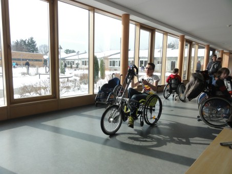 Foto: Schüler fährt mit Handbike im Schulgebäude