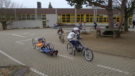 Foto: Schüler mit Handbikes auf dem Schulhof